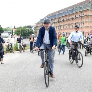 Oberbürgermeister Kurz führt Radfahrer an auf dem Fahrrad