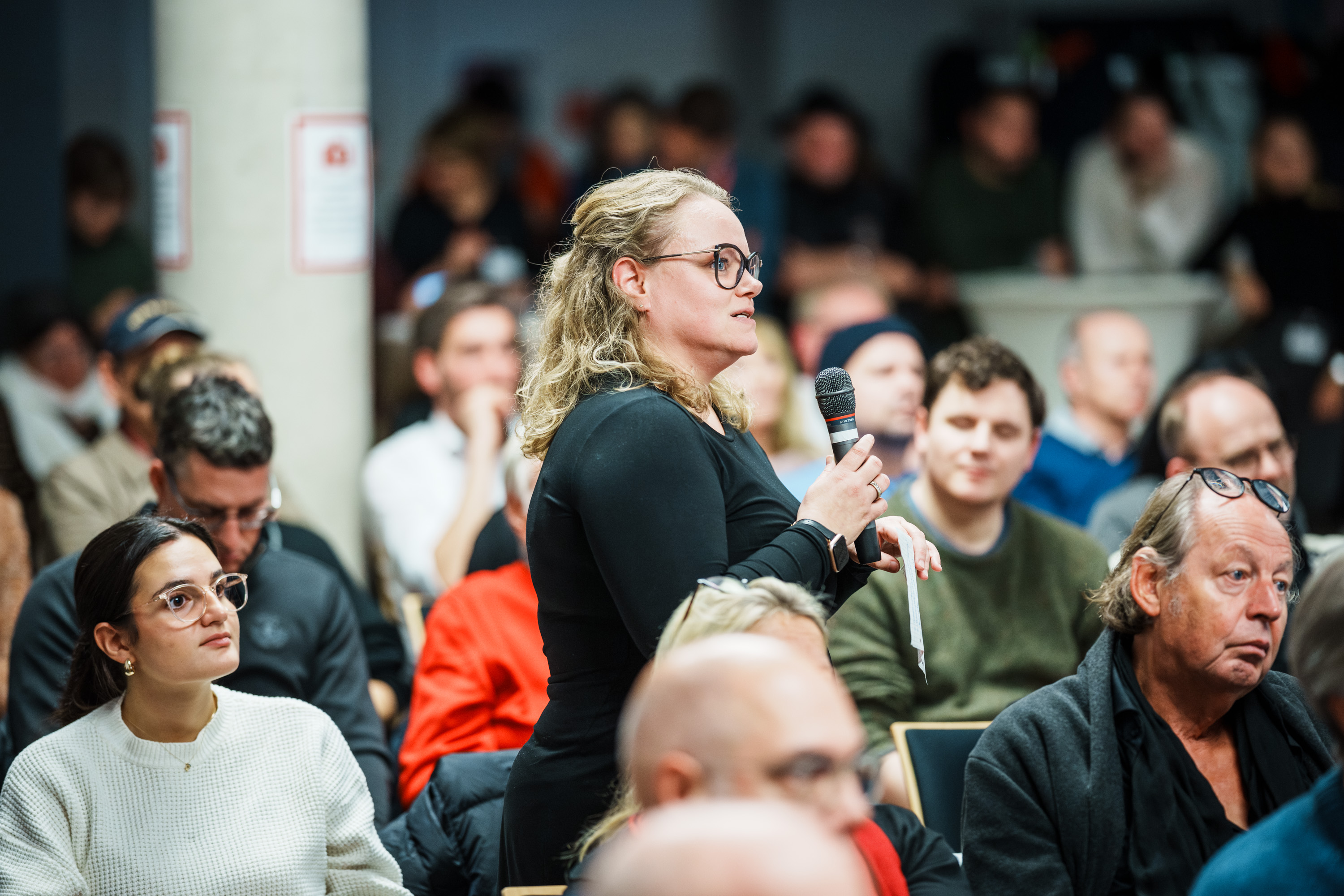 Die Citymanagerin Frau Wasylyk stellt aus dem Plenum das Eigentümernetzwerk CityNet e.V. vor. 