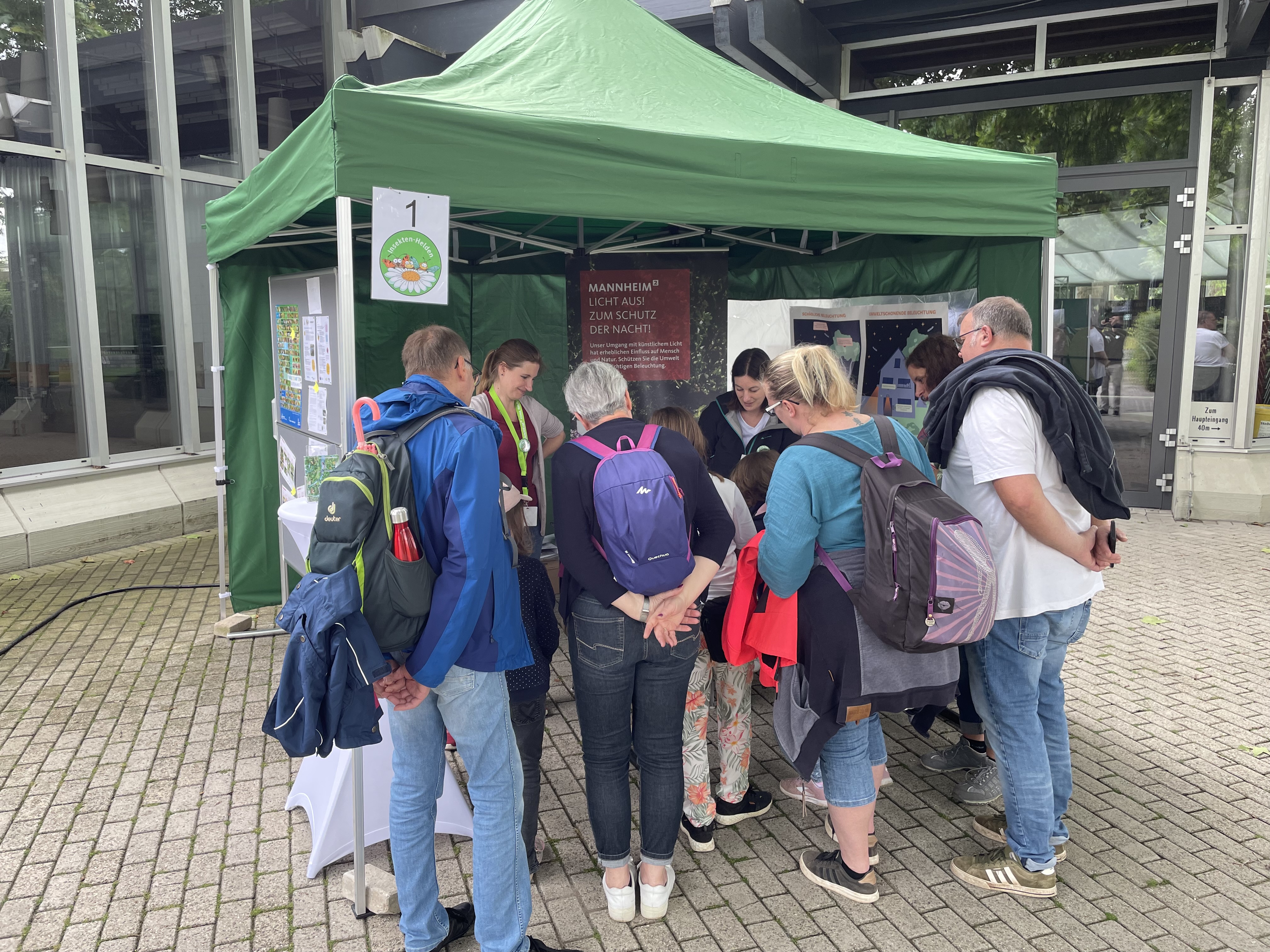 Gäste stehen am Standzelt